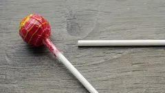 K čemu slouží tento dodatečný otvor v tyčince od lízátka?