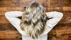 Nejlepší způsoby, jak nenápadně zamaskovat šediny: módní techniky, které je zakryjí